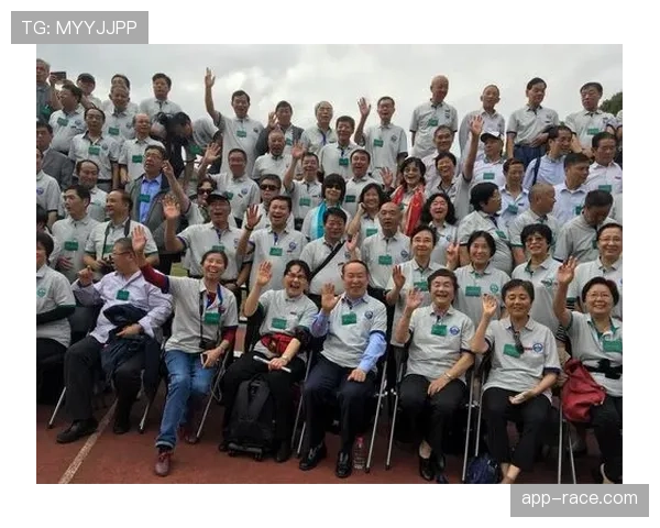 特写：贝林厄姆进球后展示纪念T恤，祝福受伤的队友